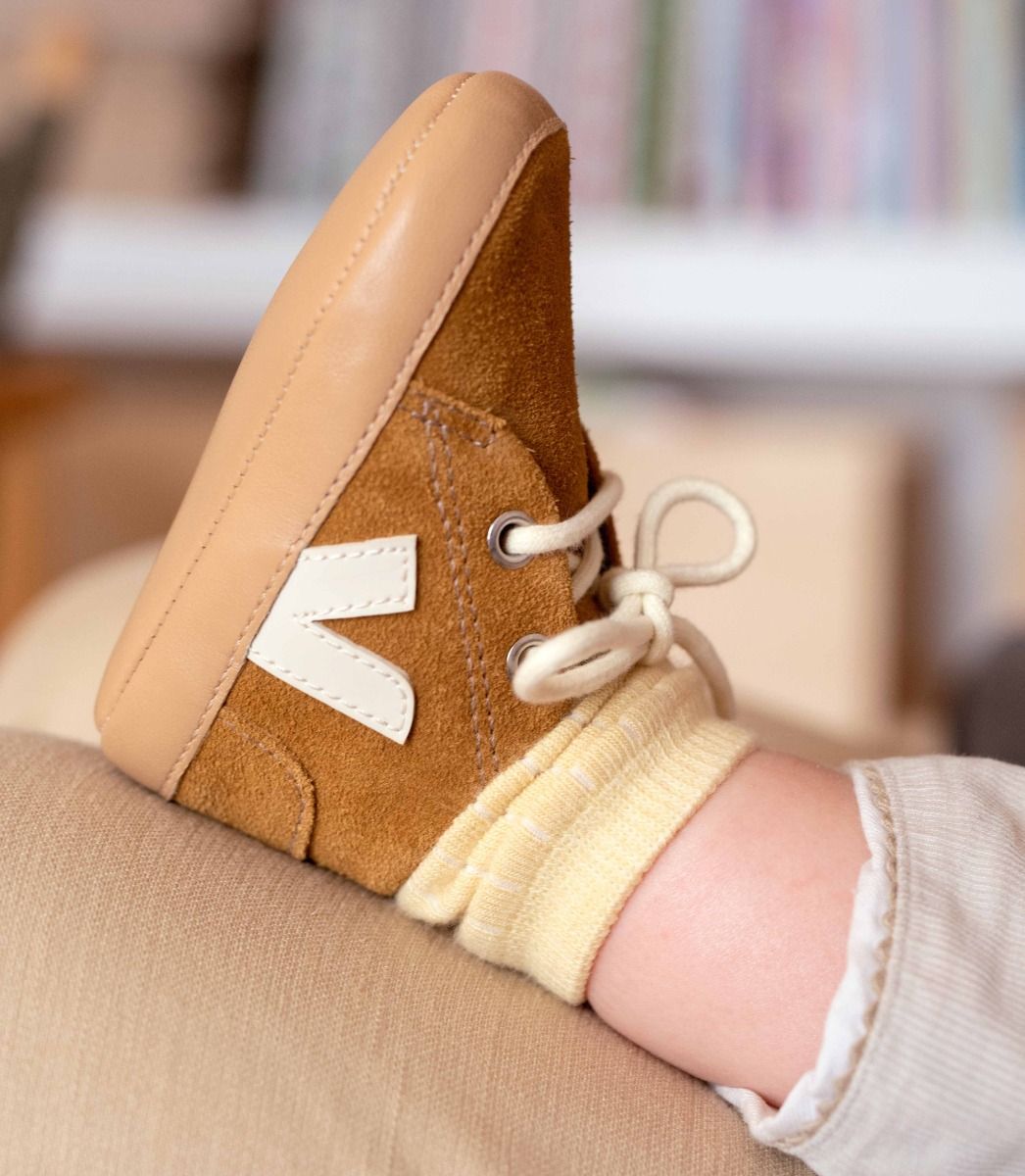 VEJA BABY SUEDE CAMEL PIERRE | VJ24797