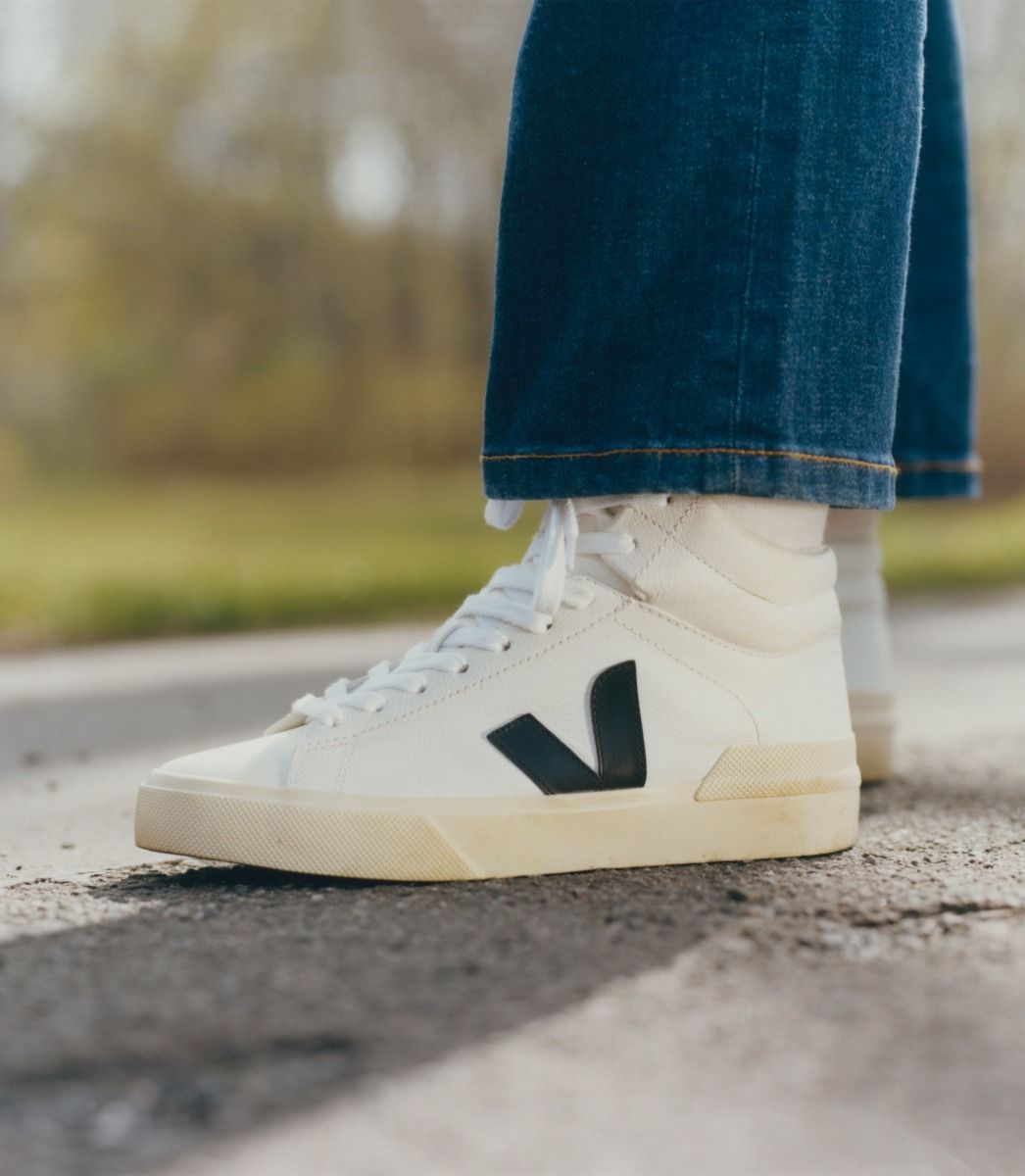 VEJA MINOTAUR LEATHER WHITE BLACK BUTTER | VJ24324