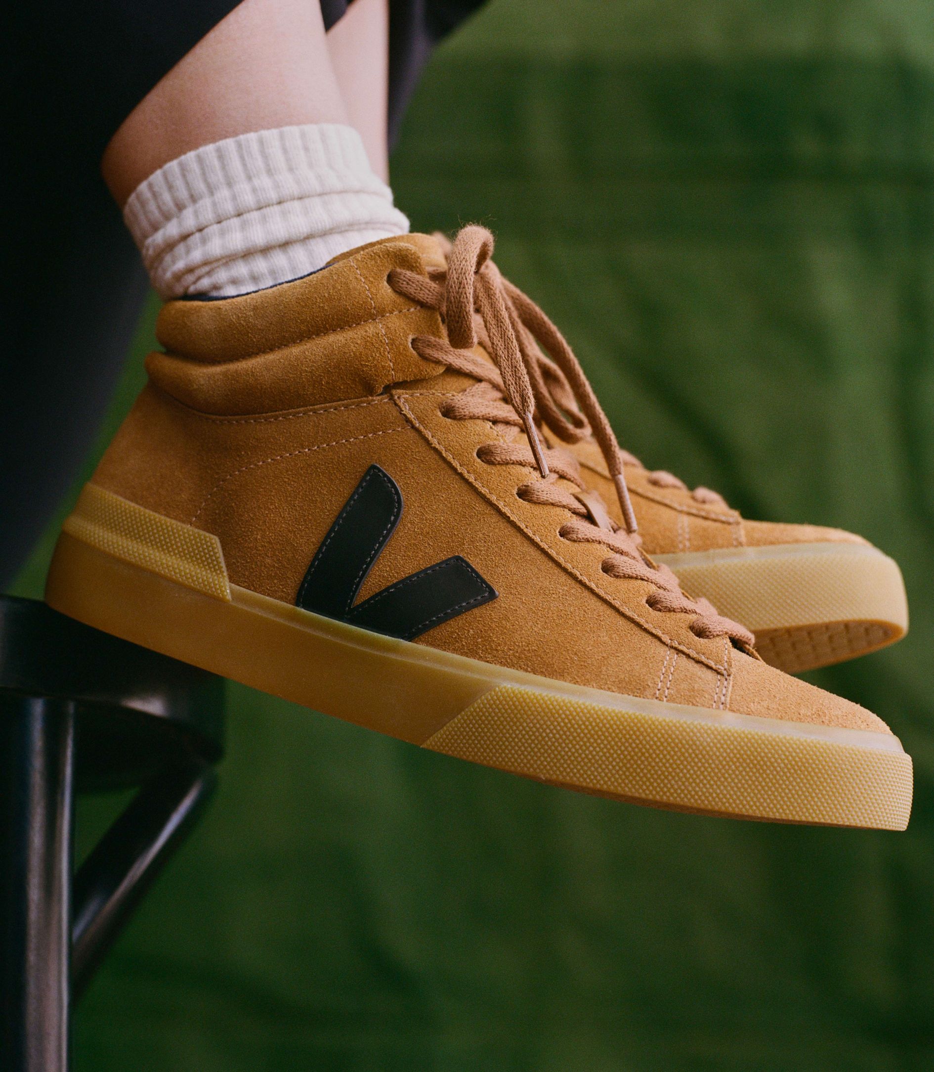 VEJA MINOTAUR SUEDE CAMEL BLACK | VJ24650