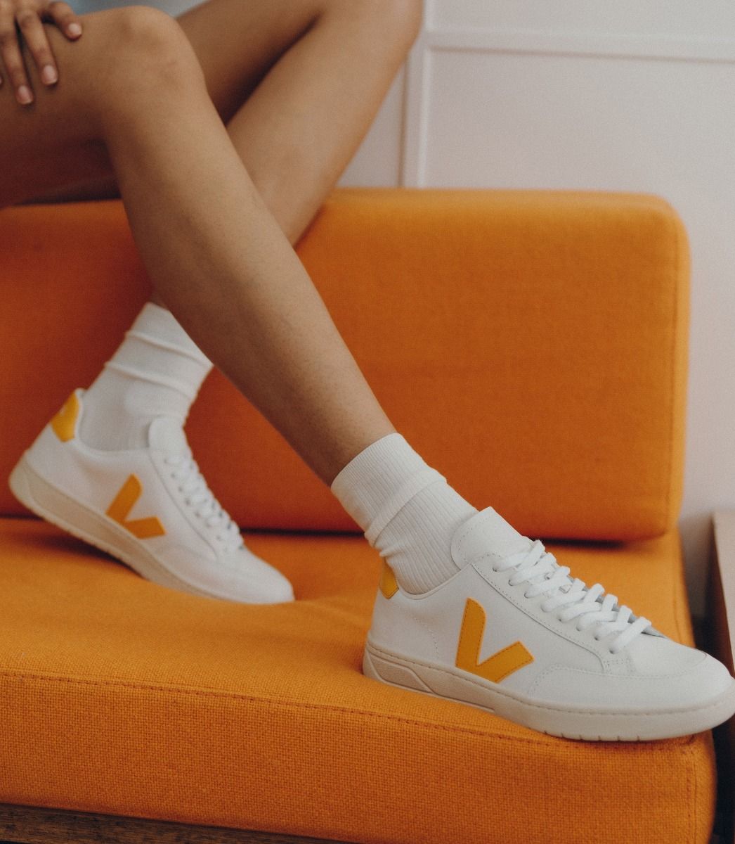 VEJA V-12 LEATHER WHITE OURO | VJ24579